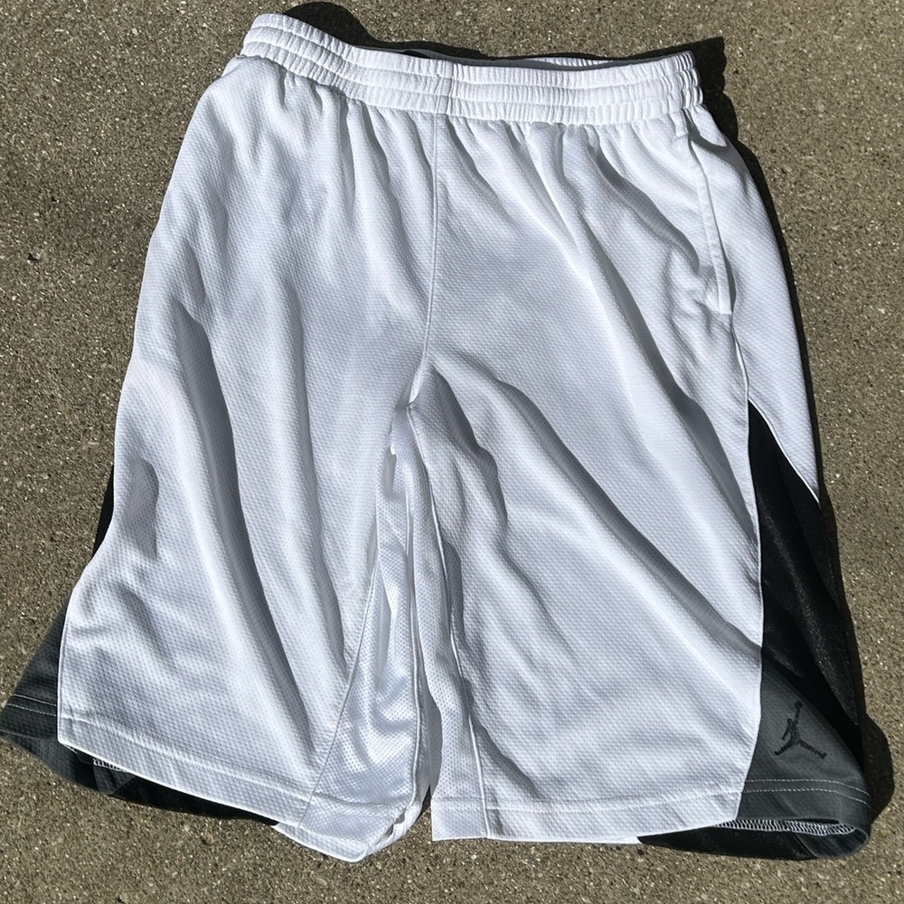 Nike Jordan Boys Black and White Baskeball Shorts Size XL